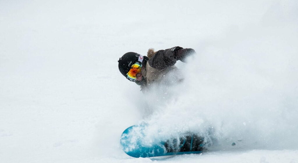 afbeelding van een snowboarder freeride in de poedersneeuw
