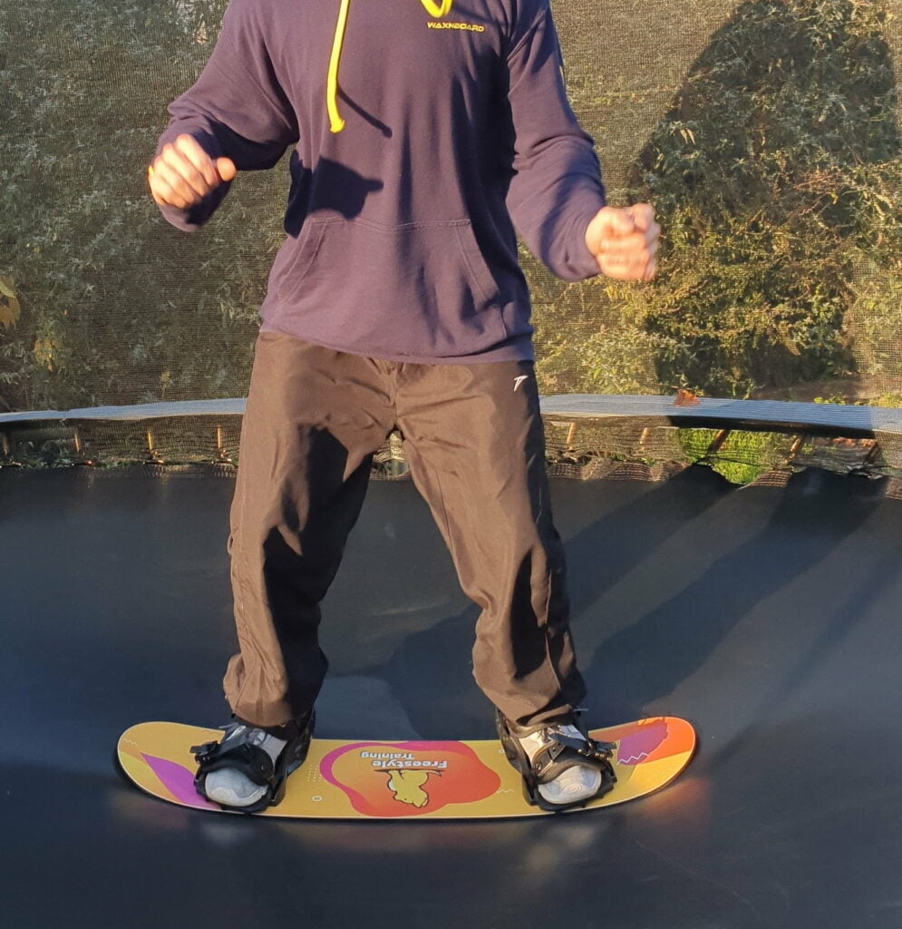 Afbeelding van Freestyle Snowboard training, met een Trampoline Board, waarbij je een Indy Grab gaat leren