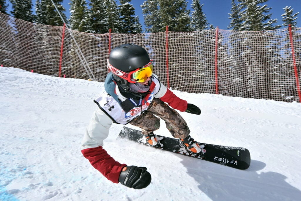 Afbeelding van een pro snowboarder in alpine race