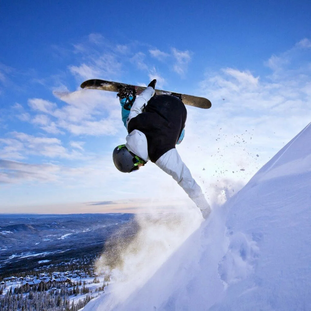 afbeelding van snowboarder die freestyle trick doet