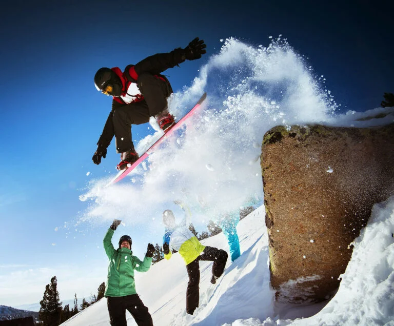 afbeelding van snowboarder die van rots springt
